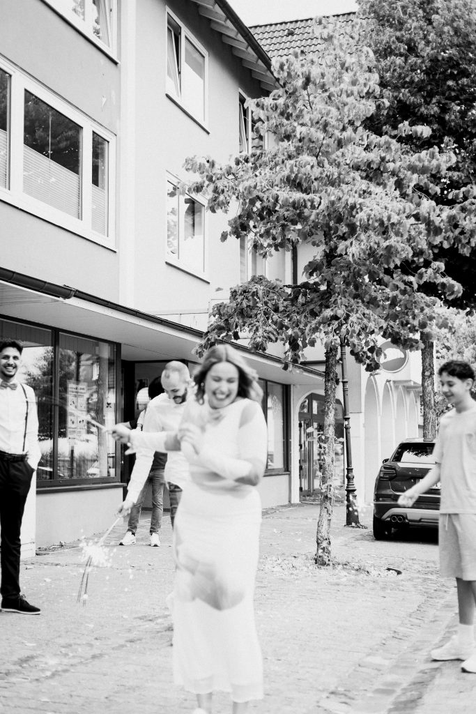 Sanaa Atwi lacht herzlich bei der Eröffnung ihres zweiten Ladens in Lennestadt-Meggen