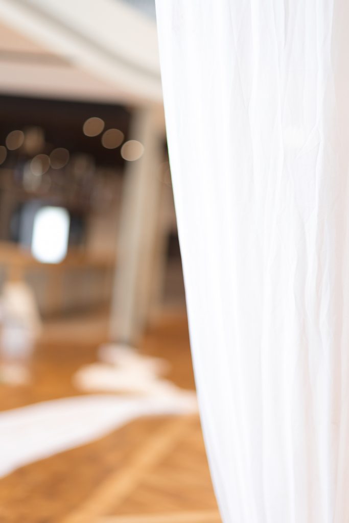 Festsaal im Sauerland verwandelt in Hochzeitstempel von Naya Decor