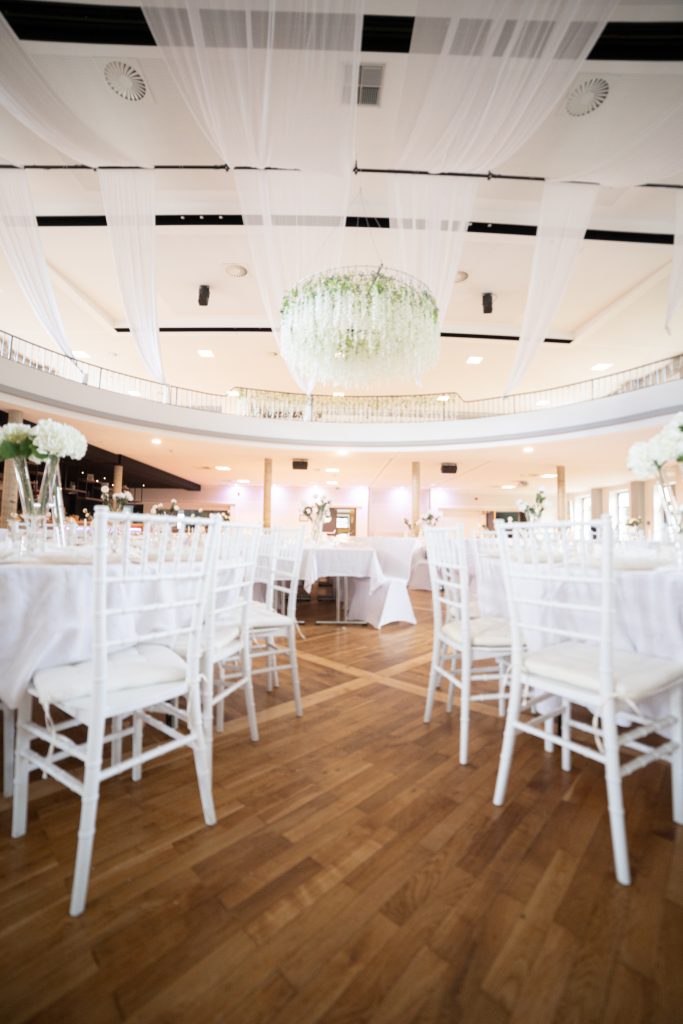 Festsaal im Sauerland verwandelt in Hochzeitstempel von Naya Decor