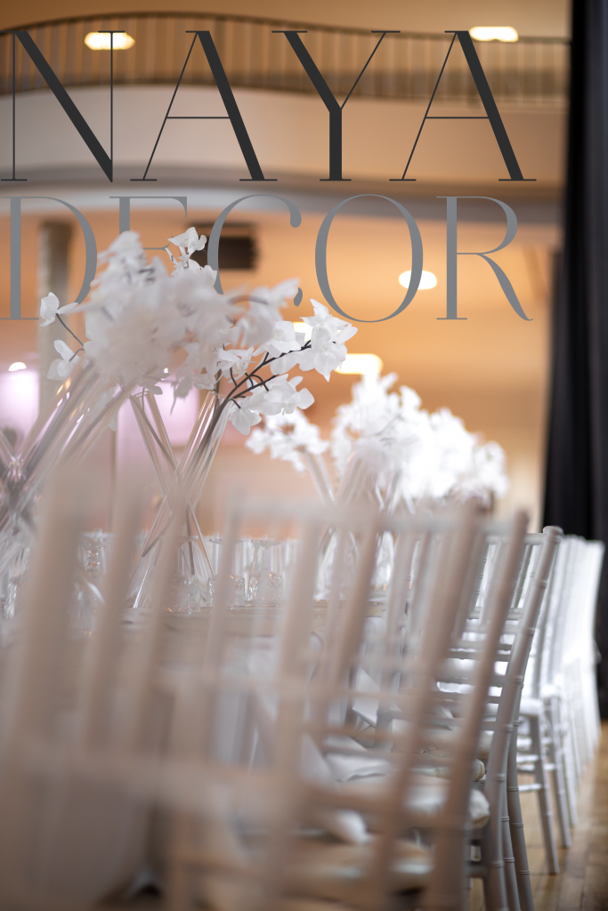 Festsaal im Sauerland verwandelt in Hochzeitstempel von Naya Decor