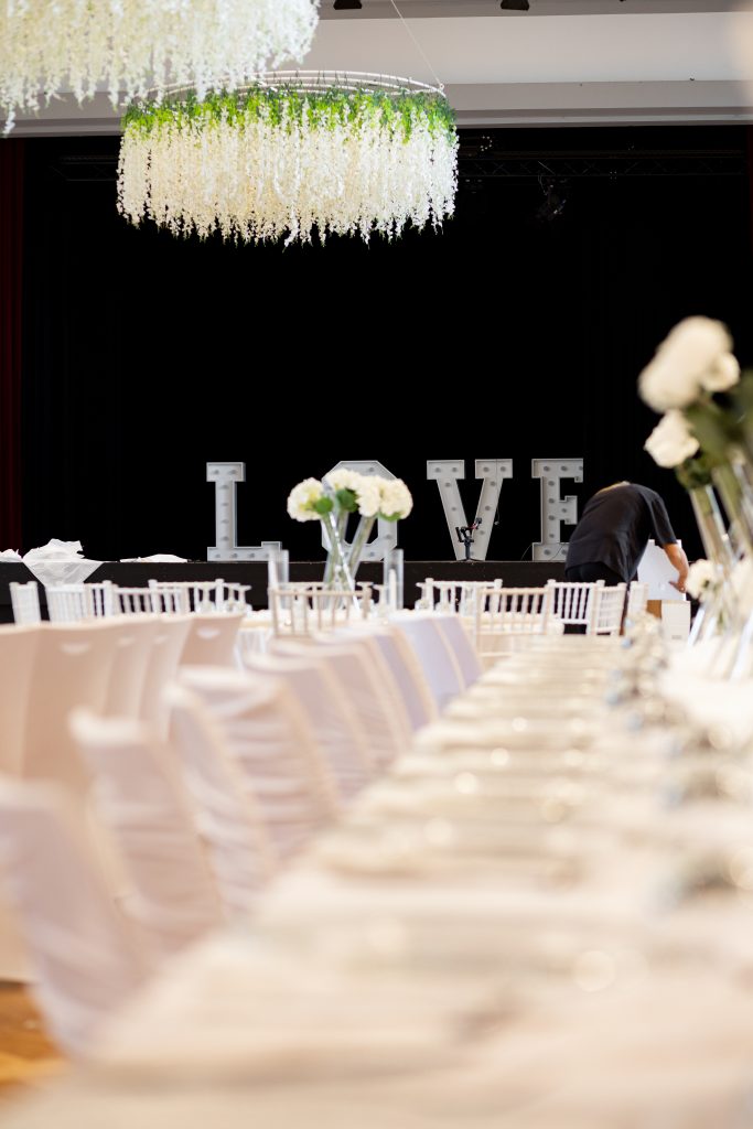 Festsaal im Sauerland verwandelt in Hochzeitstempel von Naya Decor