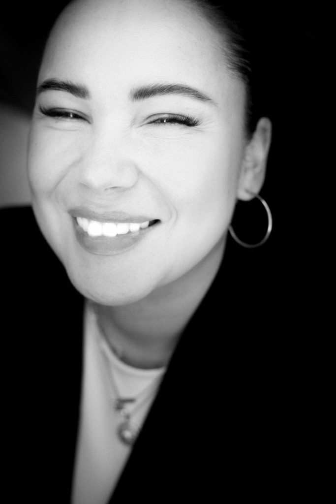 Sanaa Atwi lacht herzlich bei der Eröffnung ihres zweiten Ladens in Lennestadt-Meggen