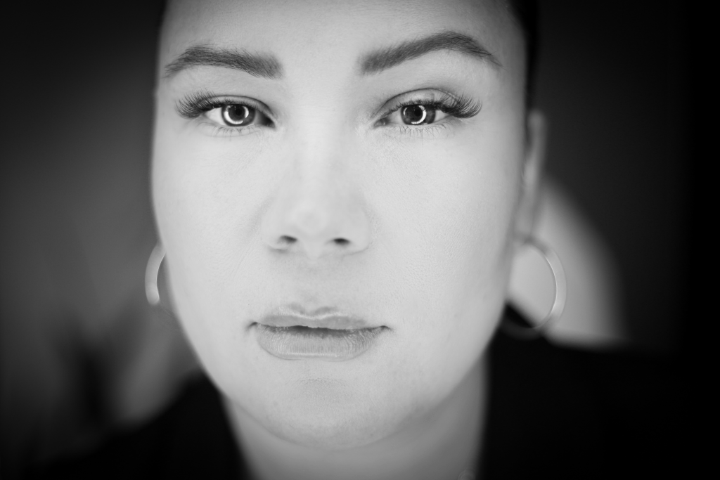 Sanaa Atwi lacht herzlich bei der Eröffnung ihres zweiten Ladens in Lennestadt-Meggen