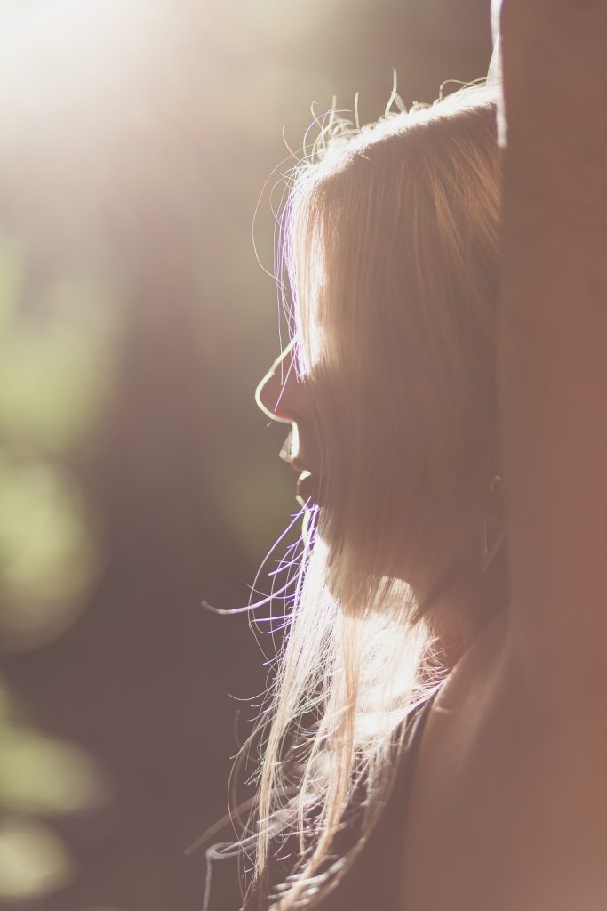 Yoga Lehrerin Sandra in schwarzem Outfit in natürlicher Umgebung am Hof Belke in Attendorn