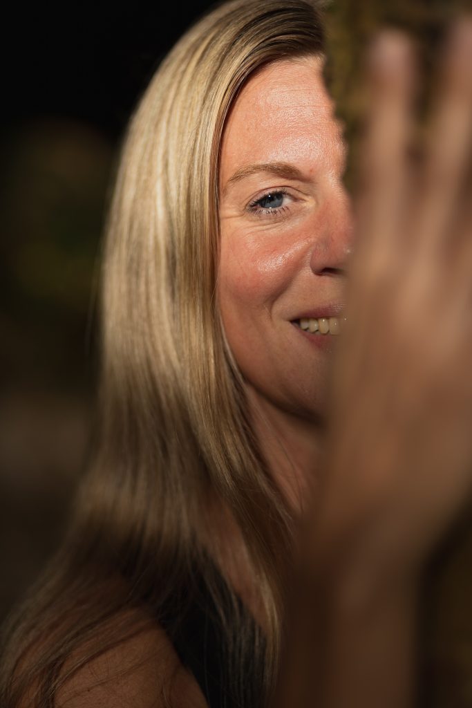 Yoga Lehrerin Sandra in schwarzem Outfit in natürlicher Umgebung am Hof Belke in Attendorn