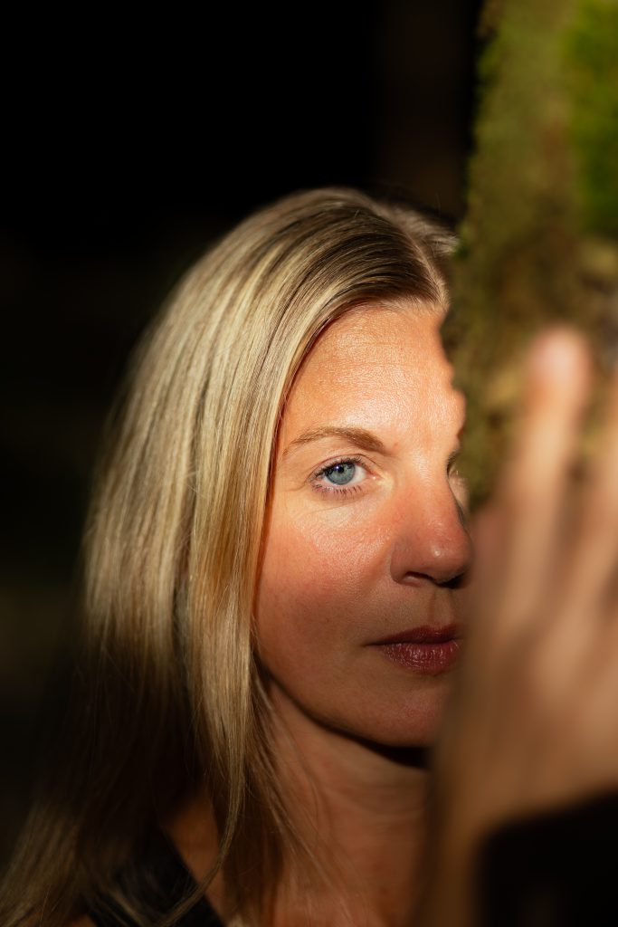 Sonnenuntergangsaufnahme im Wald mit ruhiger Pose, fotografiert von David Kaspers im Sauerland
