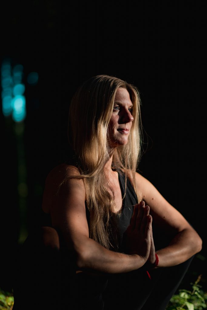 Sonnenuntergangsaufnahme im Wald mit ruhiger Pose, fotografiert von David Kaspers im Sauerland