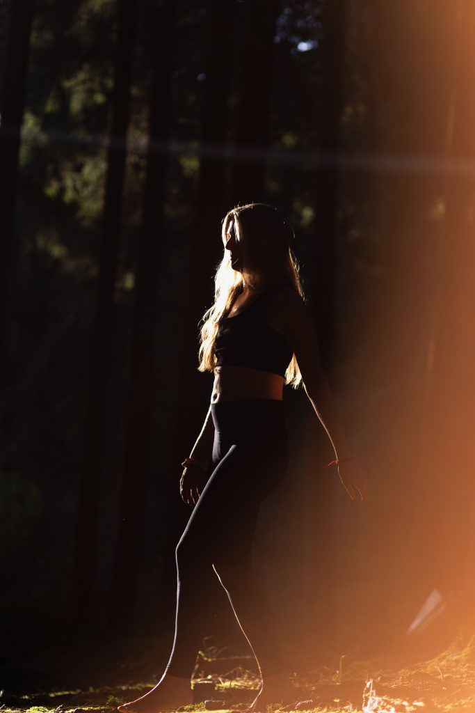 Portrait von Sandra im weichen goldenen Licht des Abends mit natürlicher Ausstrahlung und Balance