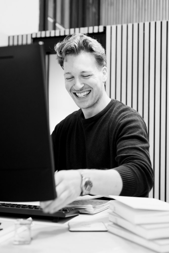 Business-Portrait Claudius Kremer im warmen, einladenden Büro von GrünVest Energieberatung